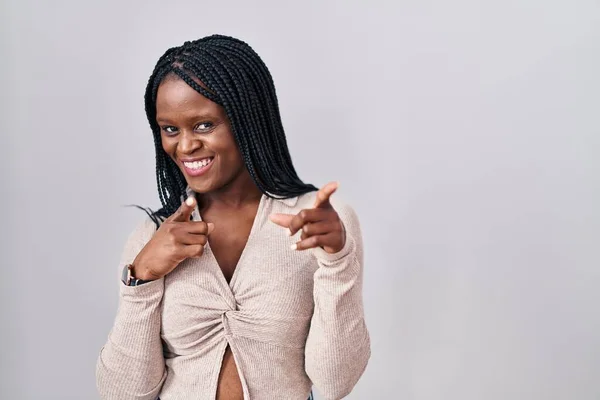 Afrikansk Kvinna Med Flätor Stående Över Vit Bakgrund Pekar Finger — Stockfoto