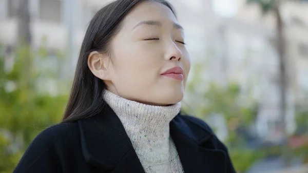 Joven Mujer China Respirando Con Los Ojos Cerrados Parque — Foto de Stock