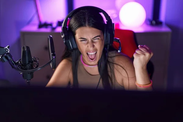 Genç Spanyol Kadın Video Oyunları Oynuyor Kulaklık Takıyor Gururla Bağırıyor — Stok fotoğraf