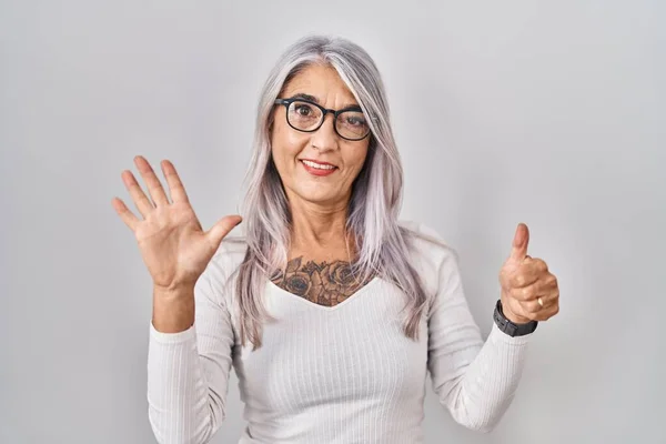 Beyaz Arka Planda Gri Saçlı Orta Yaşlı Bir Kadın Altı — Stok fotoğraf