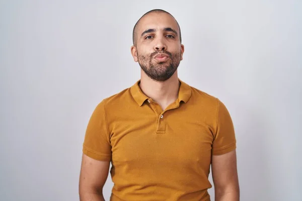 Homem Hispânico Com Barba Sobre Fundo Branco Olhando Para Câmera — Fotografia de Stock