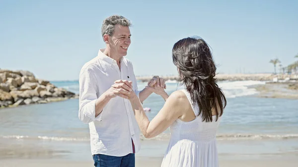 Kıdemli Erkek Kadın Çift Gülümsüyor Deniz Kenarında Birlikte Dans Ediyorlar — Stok fotoğraf