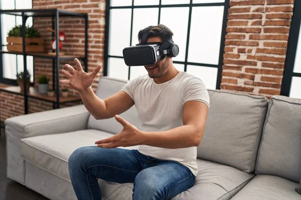 Junger Hispanischer Mann Spielt Videospiel Mit Virtual Reality Brille Hause — Stockfoto