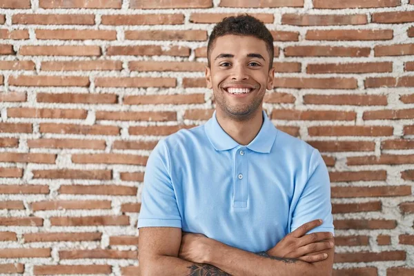 Brasilianischer Junger Mann Steht Über Ziegelmauer Und Lächelt Mit Verschränkten — Stockfoto
