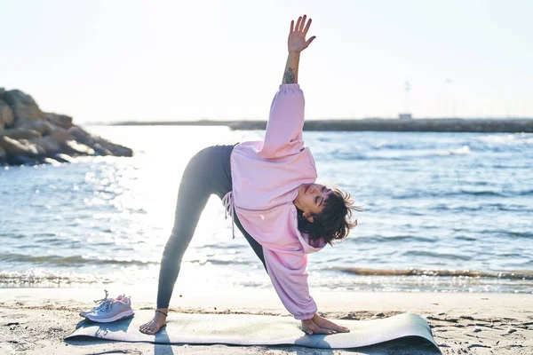 Mujer Joven Entrenando Ejercicio Yoga Pie Junto Mar —  Fotos de Stock
