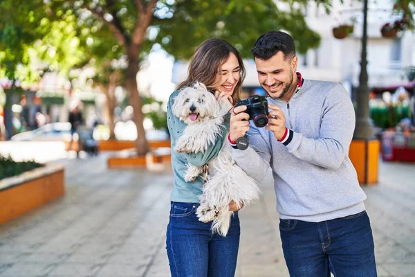 Man Och Kvinna Håller Hund Med Professionell Kamera Parken — Stockfoto