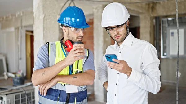 Két Férfi Építész Építész Okostelefonnal Kávézik Építkezésen — Stock Fotó