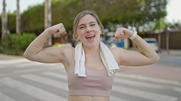 Spor Giyimli Genç Sarışın Kadın Sokakta Güçlü Hareketler Yapıyor — Stok fotoğraf