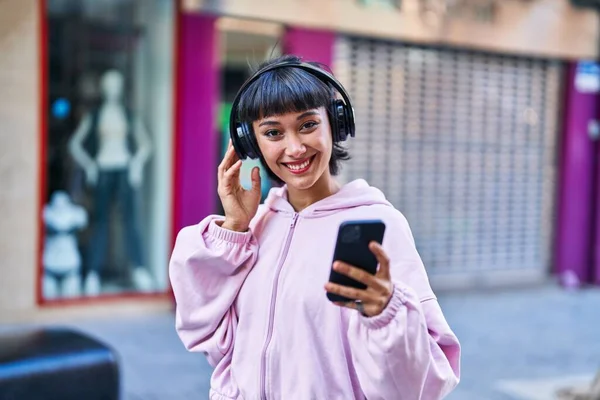 Young Woman Listening Music Street — Stock Photo, Image