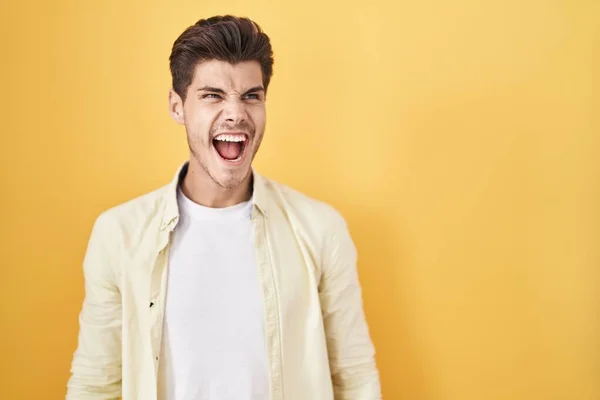 Young Hispanic Man Standing Yellow Background Angry Mad Screaming Frustrated — Foto Stock