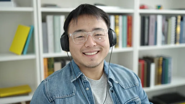Mladý Číňan Muž Student Usměvavý Sebevědomý Poslech Hudby Knihovně — Stock fotografie