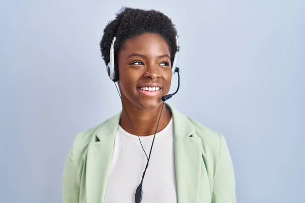 コールセンターエージェントのヘッドセットを身に着けているアフリカ系アメリカ人女性の顔に笑顔で横に見て 自然な表情 自信を持って — ストック写真