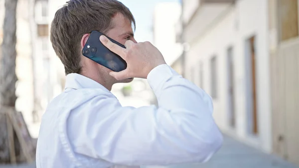 Ung Kaukasier Man Talar Smartphone Gatan — Stockfoto