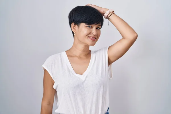 Jovem Mulher Asiática Com Cabelo Curto Sobre Fundo Isolado Sorrindo — Fotografia de Stock