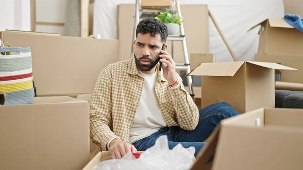 Jovem Hispânico Homem Falando Smartphone Desembalagem Caixa Papelão Nova Casa — Fotografia de Stock