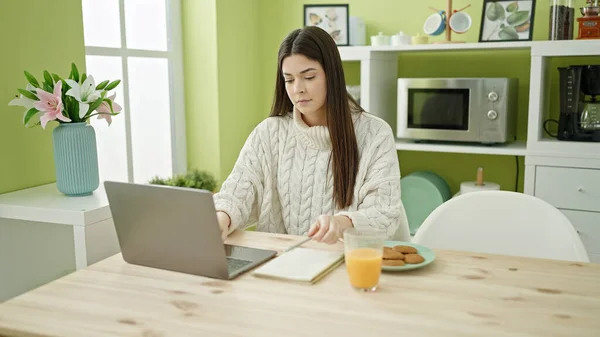 Молода Красива Іспаномовна Жінка Використовує Ноутбук Сніданок Вдома — стокове фото