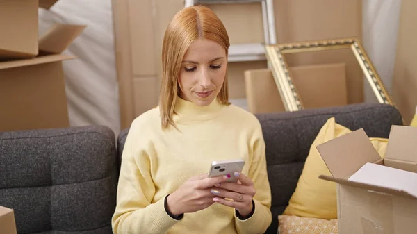 Young Blonde Woman Using Smartphone Sitting Sofa New Home — Photo