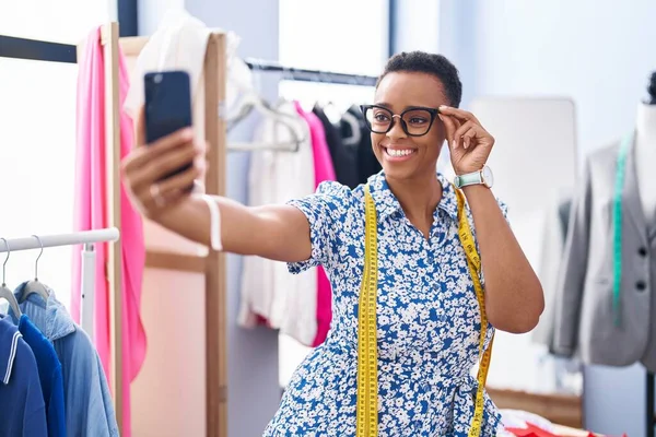 Mujer Afroamericana Sastre Sonriendo Confiado Hacer Selfie Por Teléfono Inteligente —  Fotos de Stock