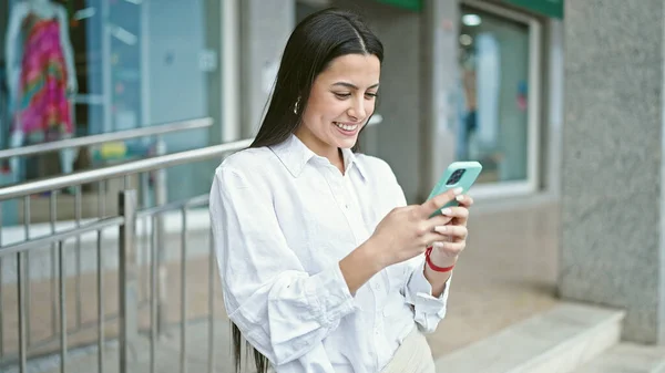 Young Beautiful Hispanic Woman Using Smartphone Smiling Street — Stock Photo, Image