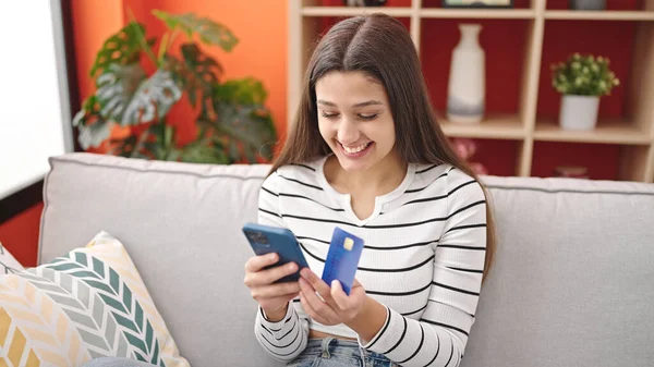 Young Beautiful Hispanic Woman Shopping Smartphone Credit Card Sitting Sofa — Stock Photo, Image