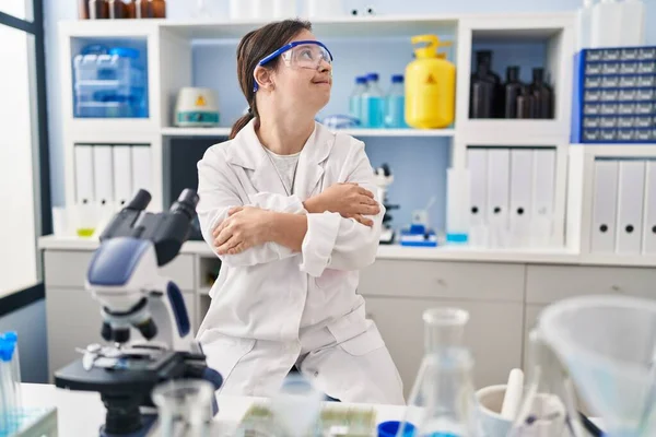 Sendromlu Spanyol Kız Bilim Adamı Laboratuarında Çalışıyor Kollarını Kavuşturmuş Ikna — Stok fotoğraf