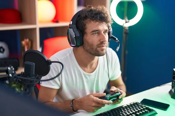 Junger Hispanischer Männerstreamer Spielt Videospiel Mit Joystick Musikstudio — Stockfoto