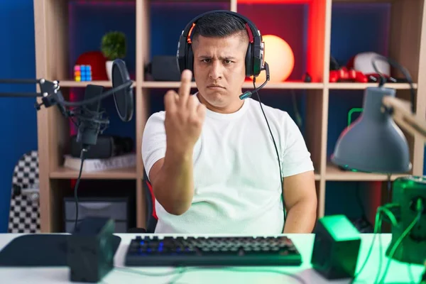 Young Hispanic Man Playing Video Games Showing Middle Finger Impolite — ストック写真