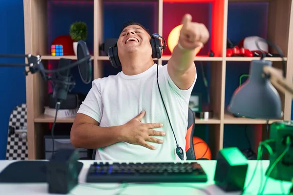 Νεαρός Ισπανός Παίζει Βιντεοπαιχνίδια Γελώντας Μαζί Σου Δείχνοντας Την Κάμερα — Φωτογραφία Αρχείου