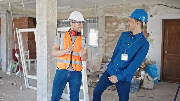Deux Hommes Constructeur Architecte Souriant Danse Confiante Sur Chantier Construction — Photo