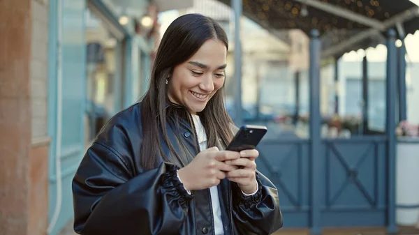 Νεαρή Όμορφη Ισπανόφωνη Γυναίκα Χαμογελά Αυτοπεποίθηση Χρησιμοποιώντας Smartphone Στη Βεράντα — Φωτογραφία Αρχείου