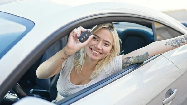 Jovem Bela Mulher Hispânica Sorrindo Confiante Segurando Chave Carro Novo — Fotografia de Stock