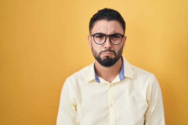 Kıyafetleri Gözlük Takan Spanyol Genç Adam Depresif Endişeli Sinirli Korkmuş — Stok fotoğraf