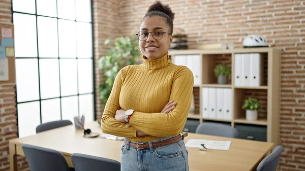 Ofiste Kollarını Kavuşturmuş Gözlüklü Gülümseyen Genç Afrikalı Amerikalı Kadın — Stok fotoğraf