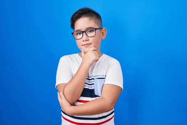 Νεαρό Ισπανόφωνο Παιδί Στέκεται Πάνω Από Μπλε Φόντο Αναζητούν Αυτοπεποίθηση — Φωτογραφία Αρχείου