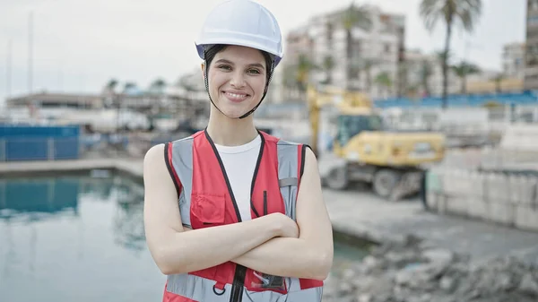 Junge Schöne Hispanische Bauarbeiterin Lächelt Zuversichtlich Stehend Mit Verschränkten Armen — Stockfoto