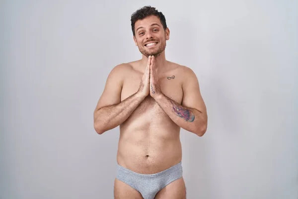 Junger Hispanischer Mann Steht Ohne Hemd Unterwäsche Und Betet Mit — Stockfoto