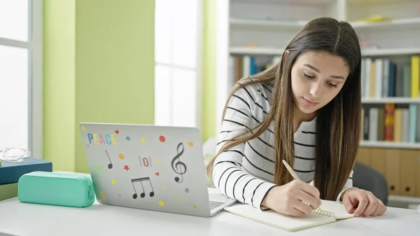 Junge Schöne Hispanische Studentin Mit Laptop Schreibt Notizen Der Bibliothek — Stockfoto