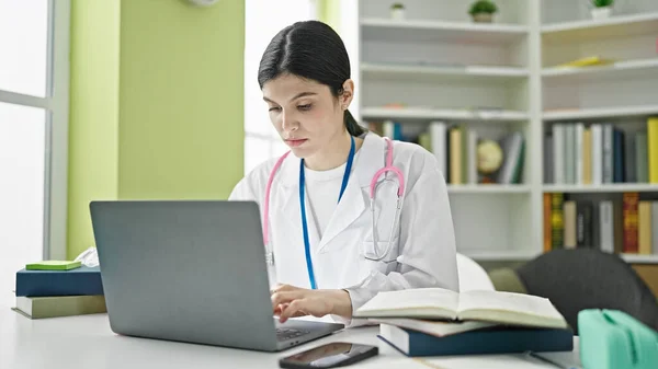 Jovem Bela Mulher Hispânica Médico Usando Laptop Universidade Biblioteca — Fotografia de Stock