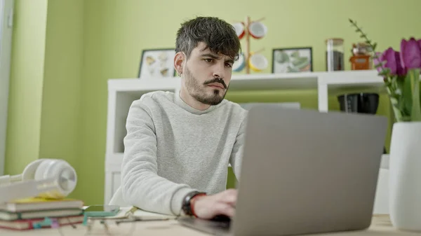 Fiatal Spanyol Férfi Laptopot Használ Ebédlőben — Stock Fotó