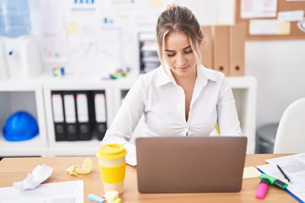 Ofiste Çalışan Genç Sarışın Kadını Dizüstü Bilgisayar Kullanıyor — Stok fotoğraf