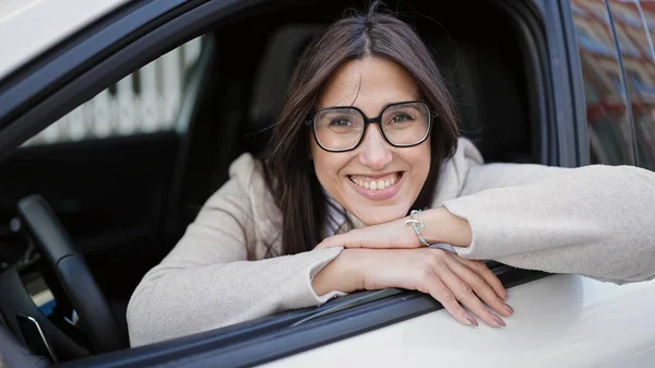 Νέα Όμορφη Ισπανόφωνη Γυναίκα Χαμογελά Αυτοπεποίθηση Κάθεται Στο Αυτοκίνητο Στο — Φωτογραφία Αρχείου