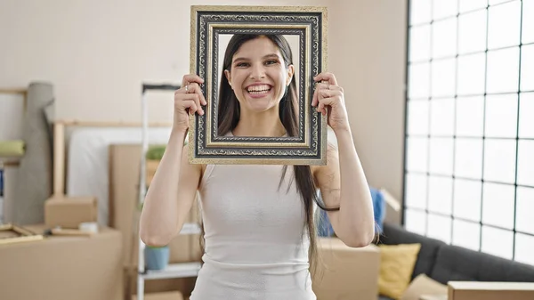 Jovem Bela Mulher Hispânica Sorrindo Confiante Segurando Quadro Nova Casa — Fotografia de Stock