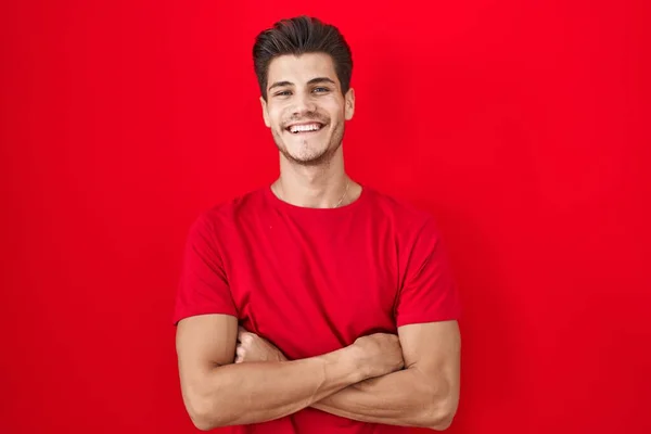 Joven Hombre Hispano Pie Sobre Fondo Rojo Rostro Feliz Sonriendo — Foto de Stock