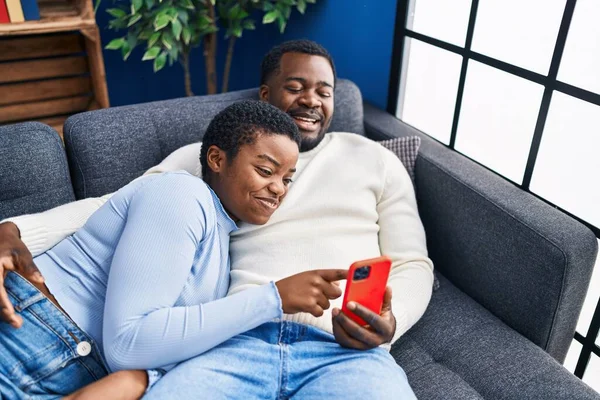 Homme Femme Couple Utilisant Ordinateur Portable Couché Sur Canapé Maison — Photo