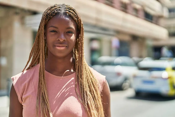 Αφροαμερικανή Γυναίκα Στέκεται Σοβαρή Έκφραση Στο Δρόμο — Φωτογραφία Αρχείου