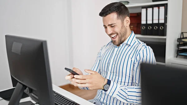 Jovem Hispânico Homem Trabalhador Negócios Usando Smartphone Sorrindo Escritório — Fotografia de Stock