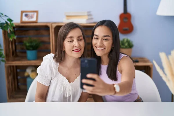 Two Women Mother Daughter Make Selfie Smartphone Home — Φωτογραφία Αρχείου