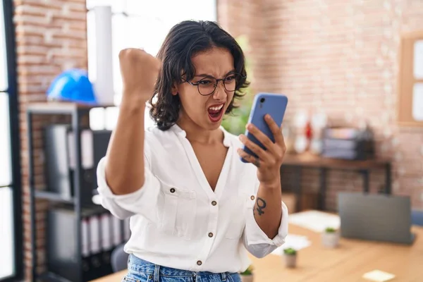 Ofiste Çalışan Genç Spanyol Kadın Akıllı Telefon Kullanıyor Sinirli Sinirli — Stok fotoğraf