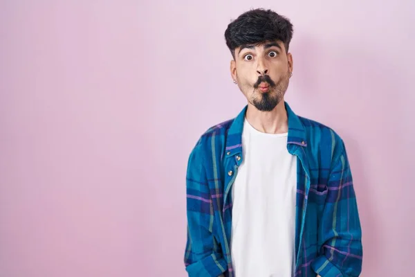 Homem Hispânico Jovem Com Barba Sobre Fundo Rosa Fazendo Cara — Fotografia de Stock