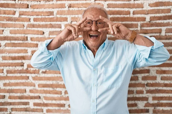 Starší Muž Šedivými Vlasy Stojící Nad Cihlovou Zdí Mírumilovný Symbol — Stock fotografie